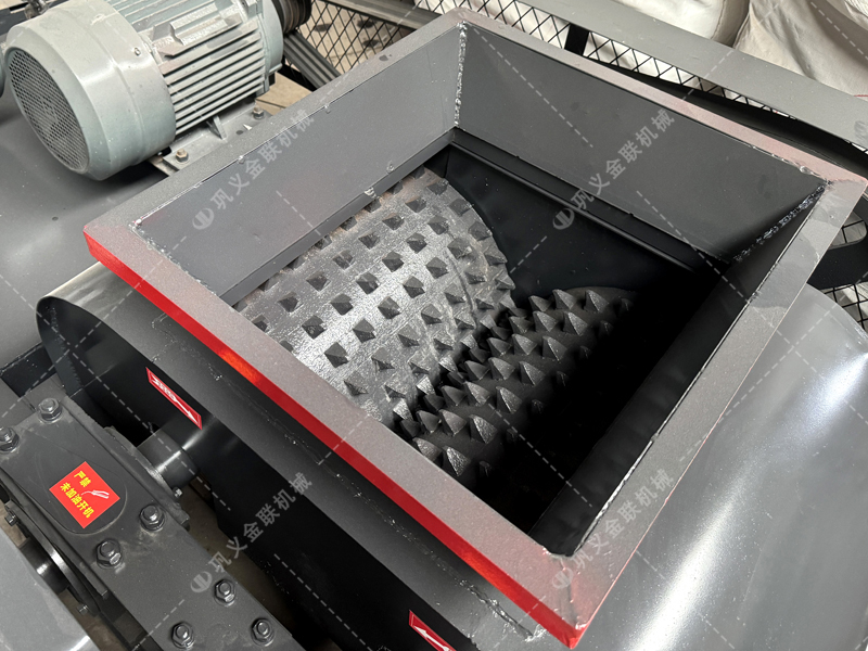 采購雙齒輥破碎機必問(wèn)的7個(gè)問(wèn)題！少問(wèn)一個(gè)都可能被坑？